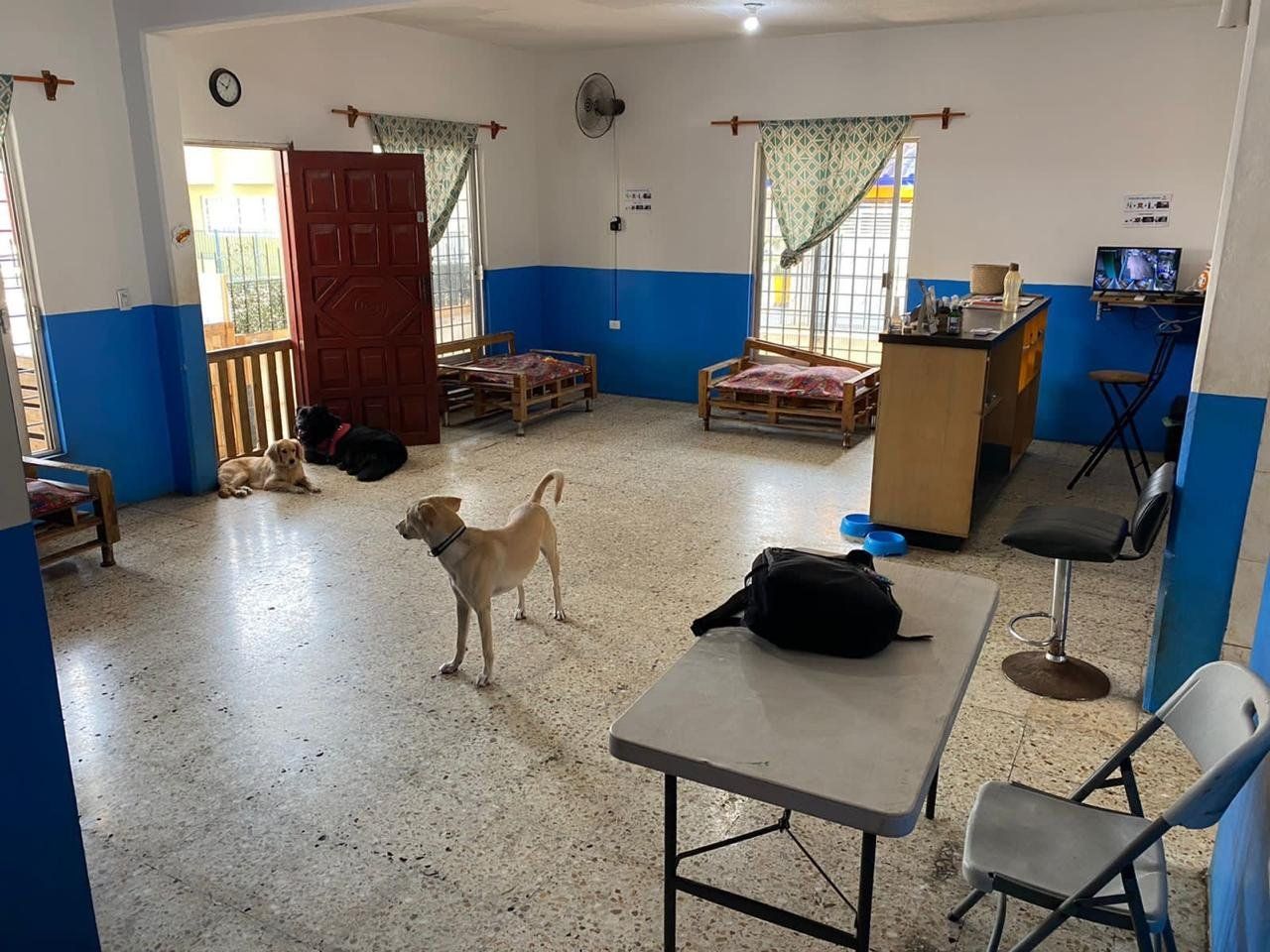 Salón interior del hotel con camitas y ventiladores, donde descansan los huéspedes